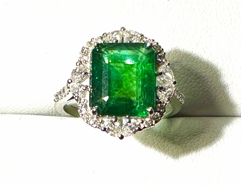 Emerald and Diamond 18 carat White Gold Ring