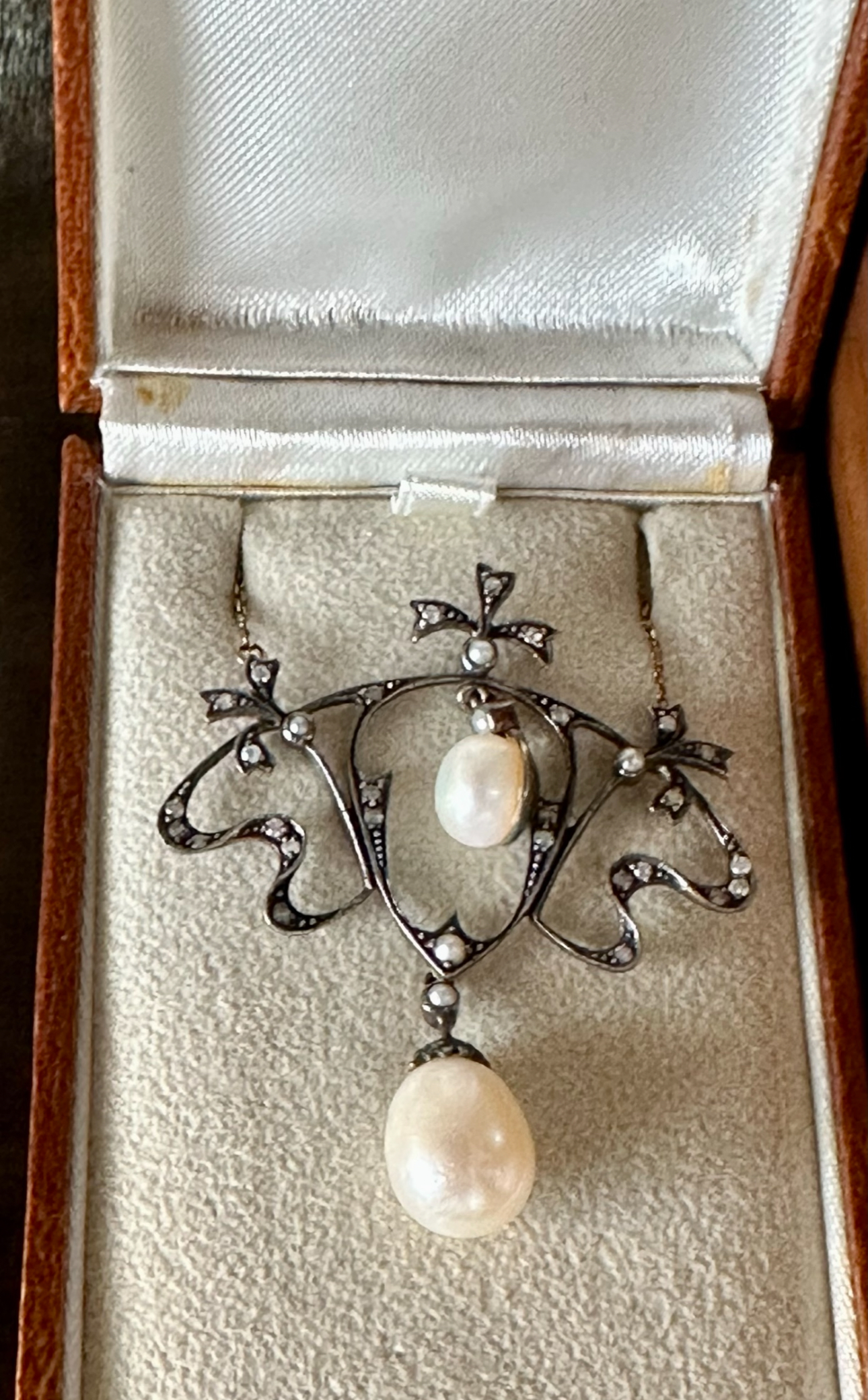Ornate necklace with diamonds and pearls